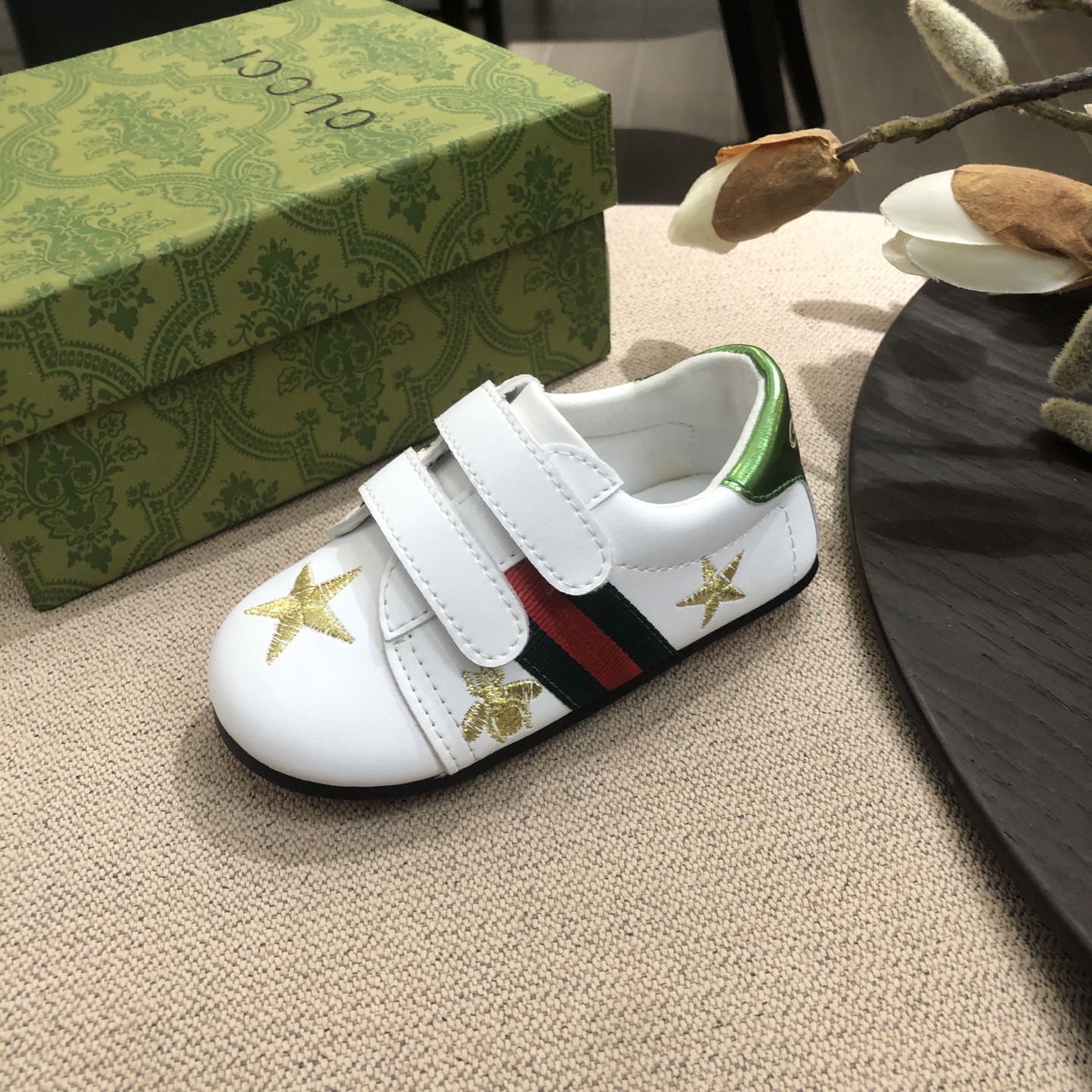 Children's shoes child